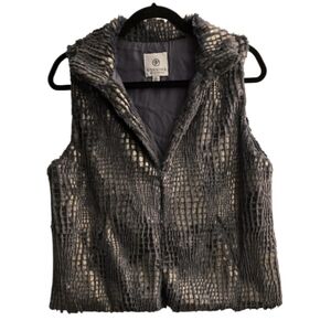 Versona Gray Faux Fur Vest. M